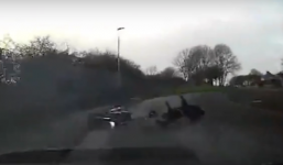 Lái xe mới trộm ra đường, hai đạo tặc lao thẳng vào gầm ô tô